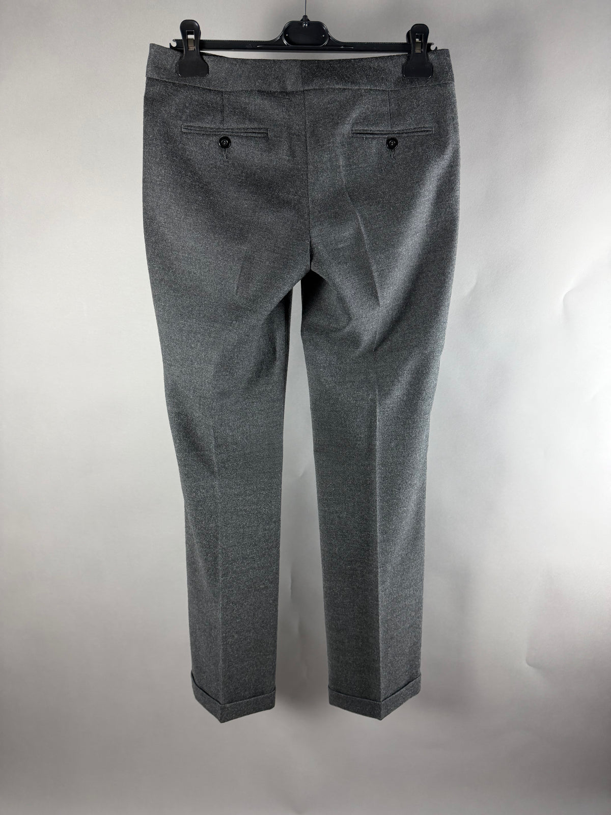 Pantaloni sartoriali grigi con tasche posteriori a filetto e bottoni, vista posteriore