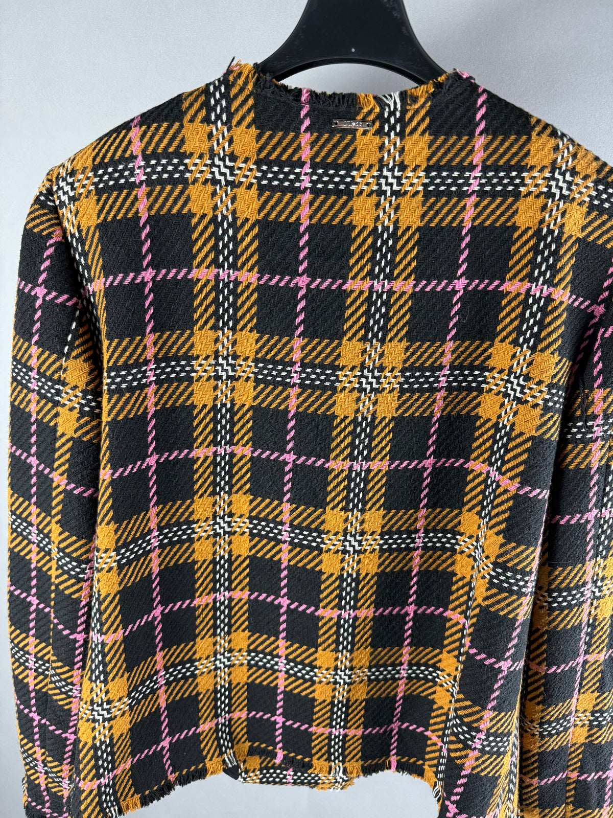 Retro della giacca Liu Jo a quadri tartan senape, nero e rosa con bordi sfrangiati