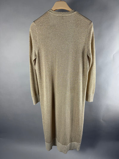 Vista posteriore del cardigan lungo dorato in maglia metallizzata