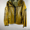 Vista frontale di giacca Stone Island verde oliva lucida con cappuccio e zip