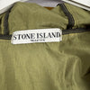 Primo piano dell’etichetta Stone Island all’interno della giacca