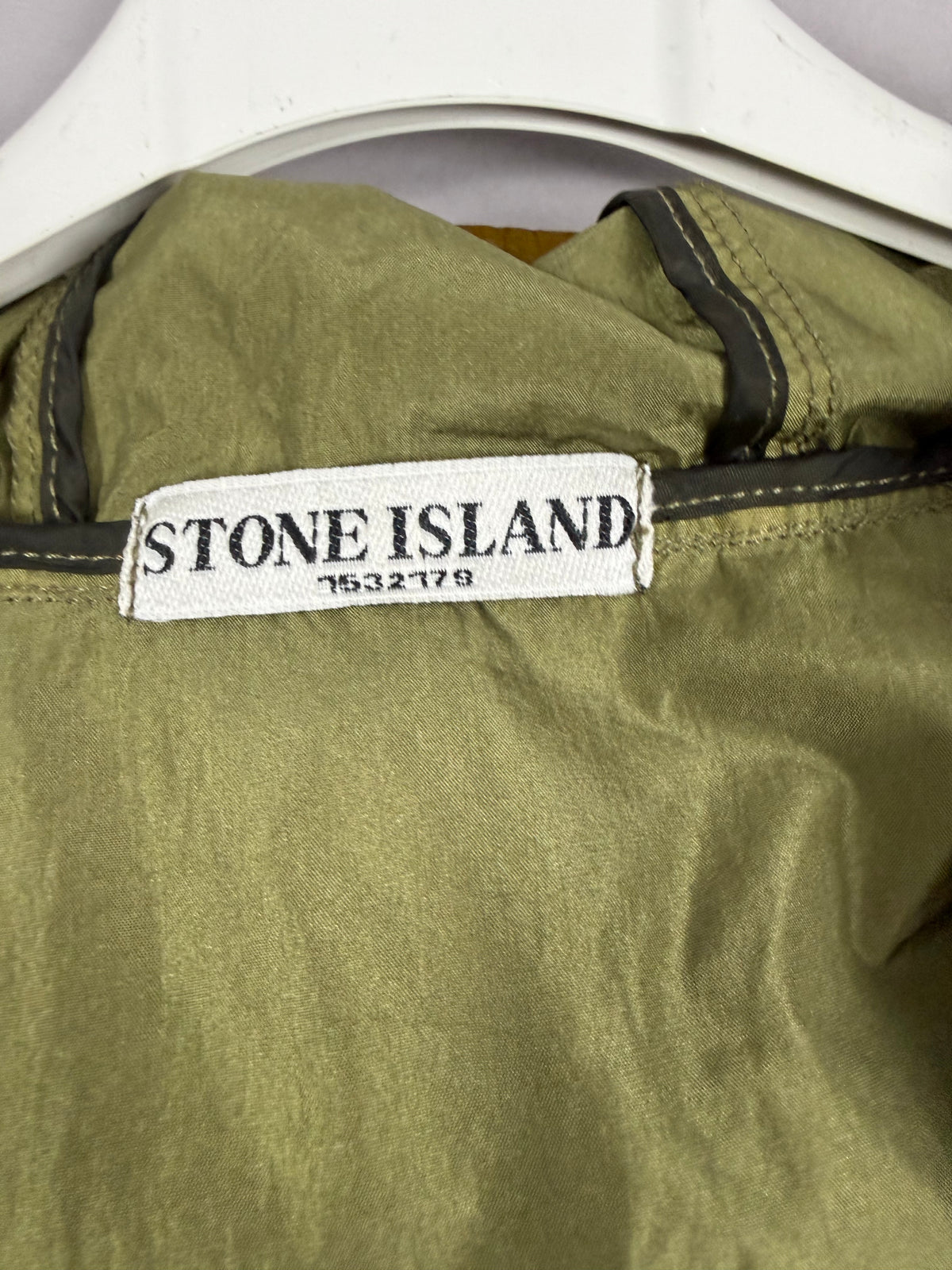 Primo piano dell’etichetta Stone Island all’interno della giacca