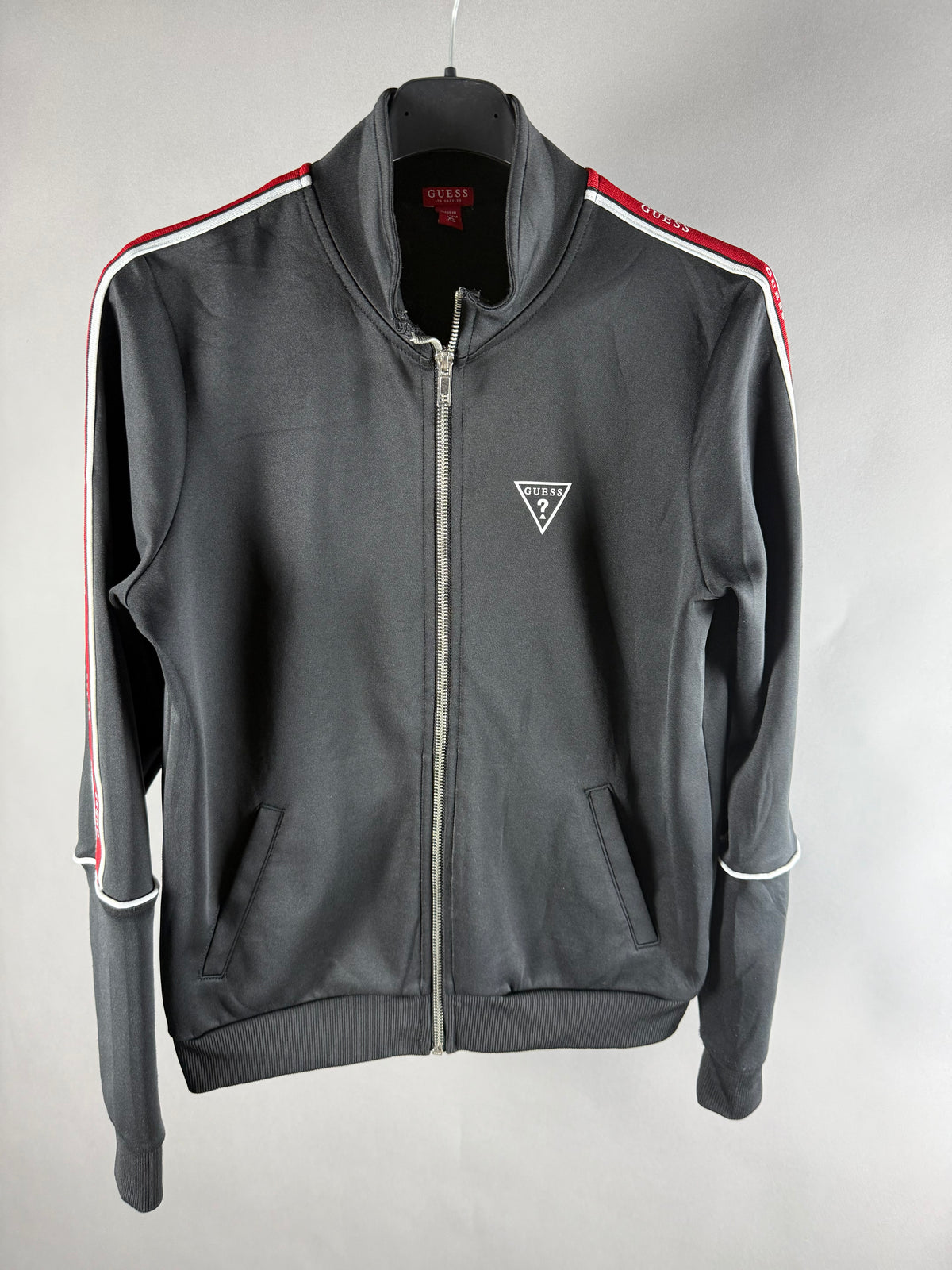 Vista frontale della felpa con zip GUESS nera con logo a triangolo sul petto
