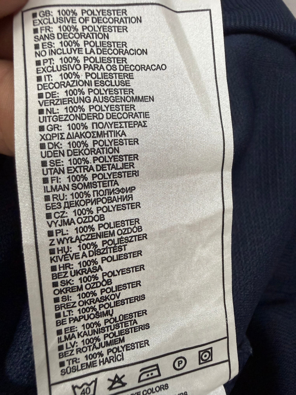 Etichetta composizione della felpa Nike con indicazione 100% poliestere