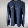 Vista frontale della felpa Nike blu navy con dettagli bianchi sulle maniche
