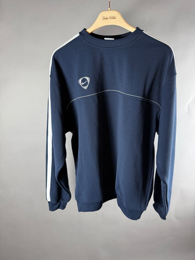 Vista frontale della felpa Nike blu navy con dettagli bianchi sulle maniche
