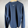 Vista posteriore della felpa Nike blu navy con piccolo logo bianco sul collo