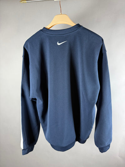Vista posteriore della felpa Nike blu navy con piccolo logo bianco sul collo