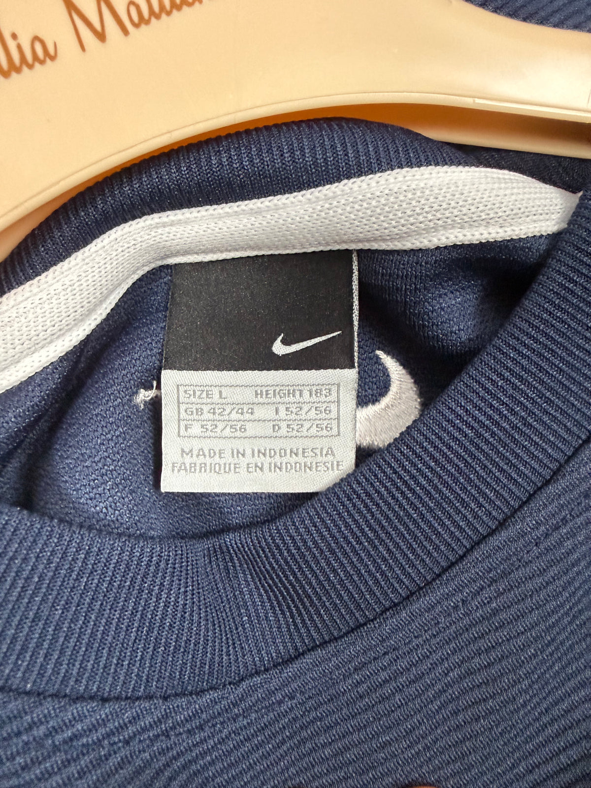 Etichetta interna Nike con taglia L e misure internazionali