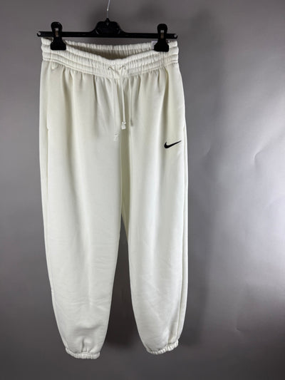 Vista frontale di pantaloni tuta Nike panna con logo Swoosh nero
