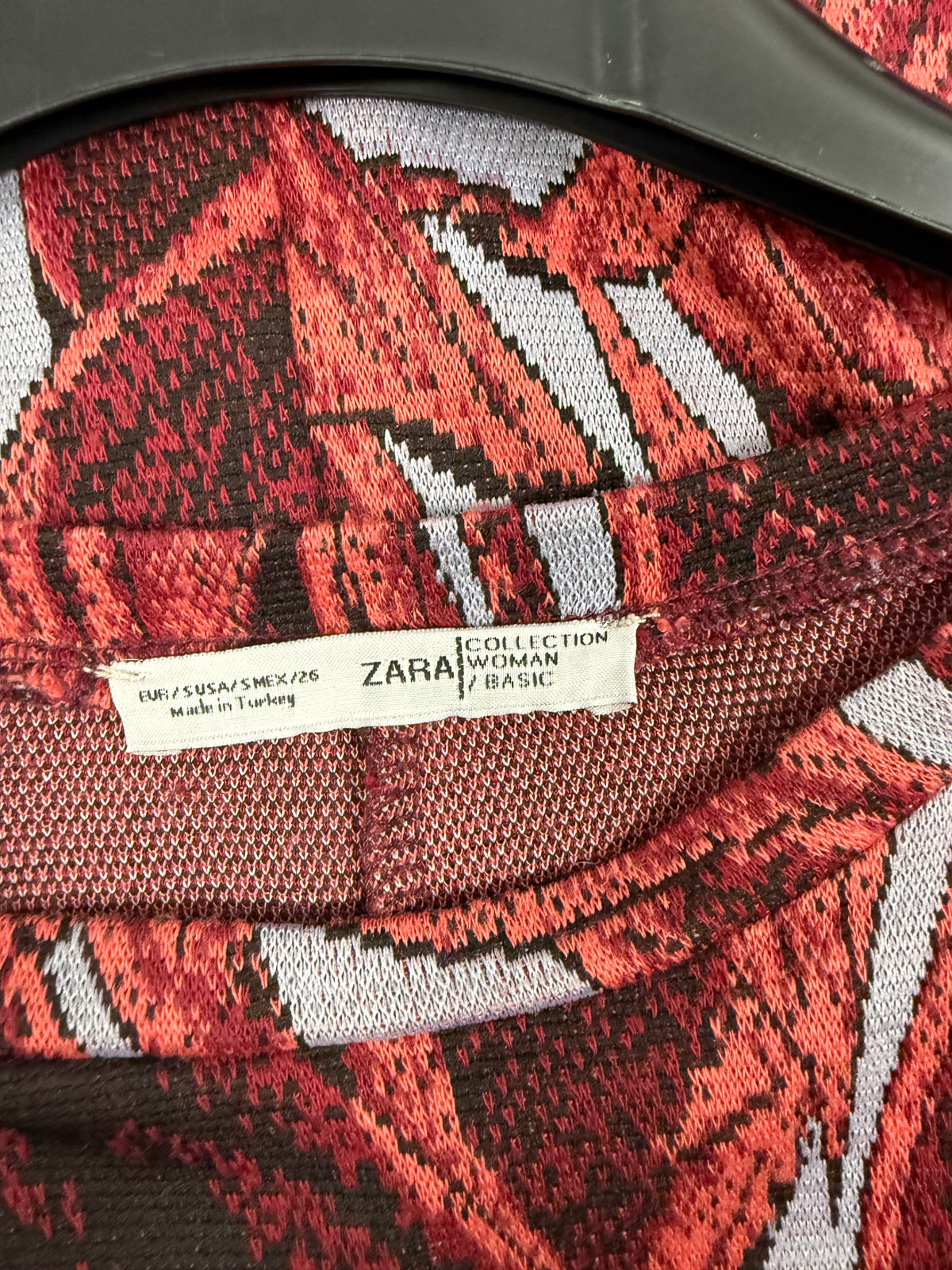Etichetta Zara Collection Woman Basic con taglia M su tessuto rosso fantasia