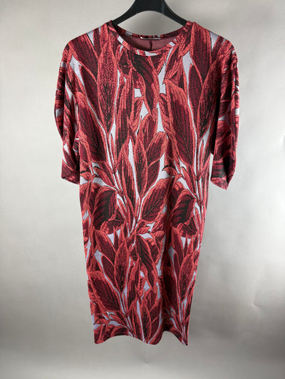 Vista frontale del vestito Zara rosso con fantasia a foglie e maniche corte