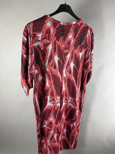 Vista posteriore del vestito Zara rosso fantasia foglie appeso su gruccia