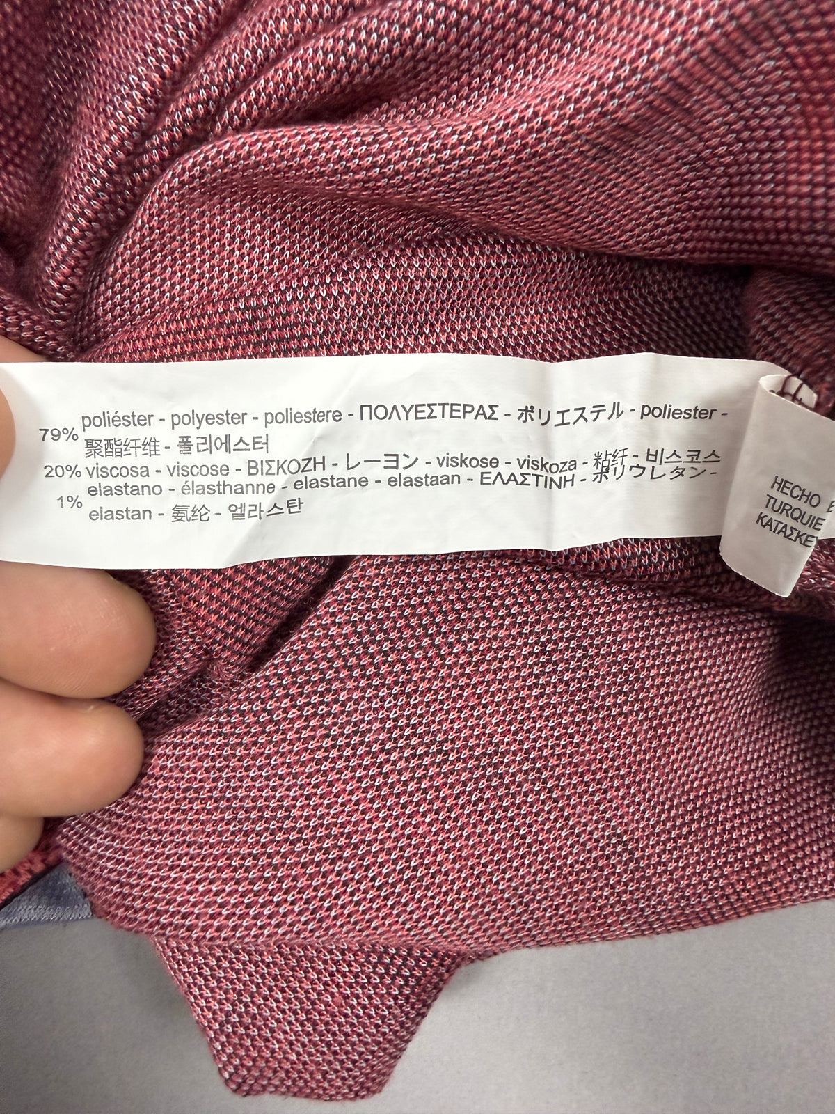Etichetta composizione del vestito Zara: poliestere, viscosa ed elastan