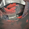 Etichetta Desigual con taglia S su vestito in tulle fantasia nero e rosso