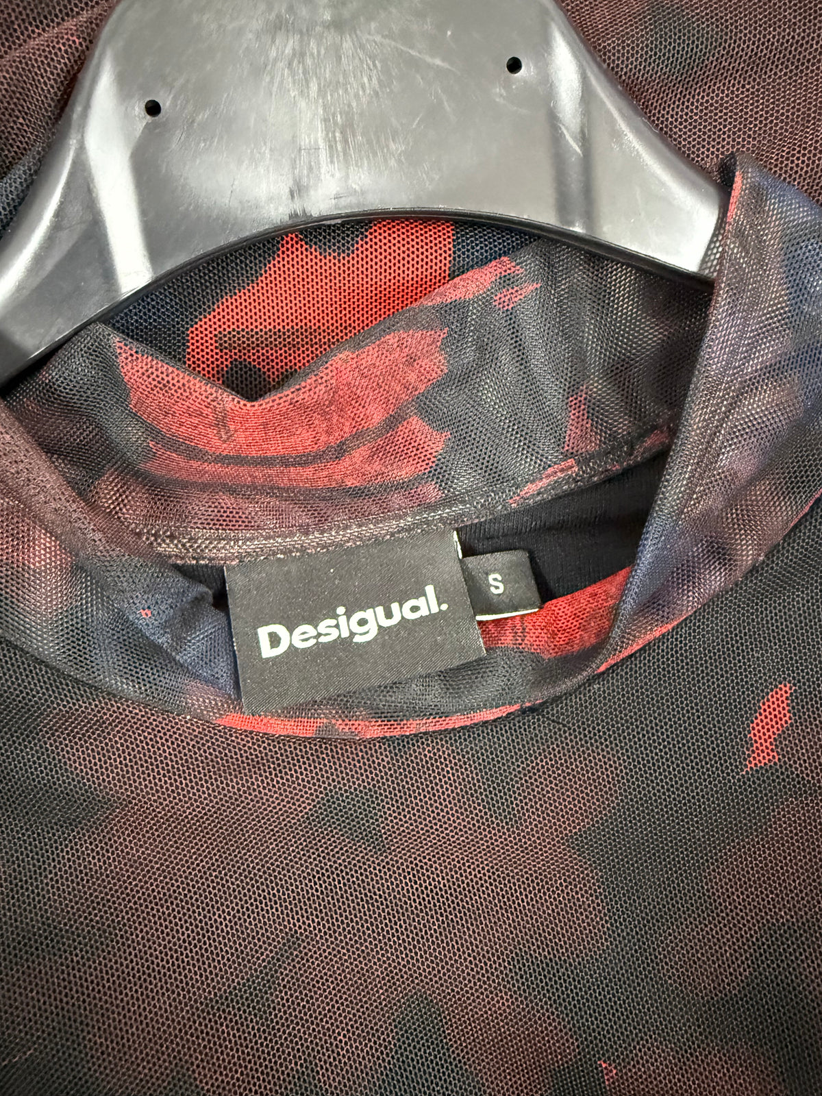 Etichetta Desigual con taglia S su vestito in tulle fantasia nero e rosso