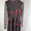 Vista frontale del vestito Desigual in tulle nero rosso con maniche lunghe e balze plissettate