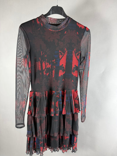 Vista frontale del vestito Desigual in tulle nero rosso con maniche lunghe e balze plissettate
