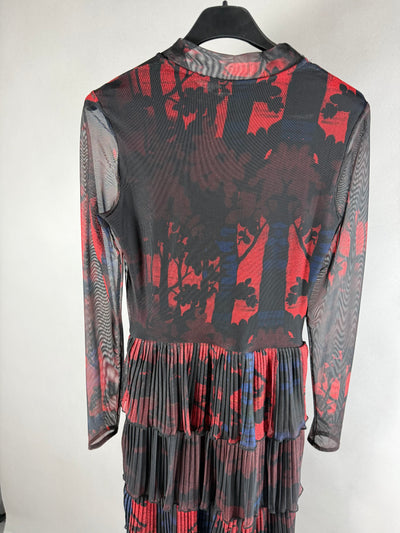 Vista posteriore del vestito Desigual in tulle fantasia nero rosso con gonna a balze