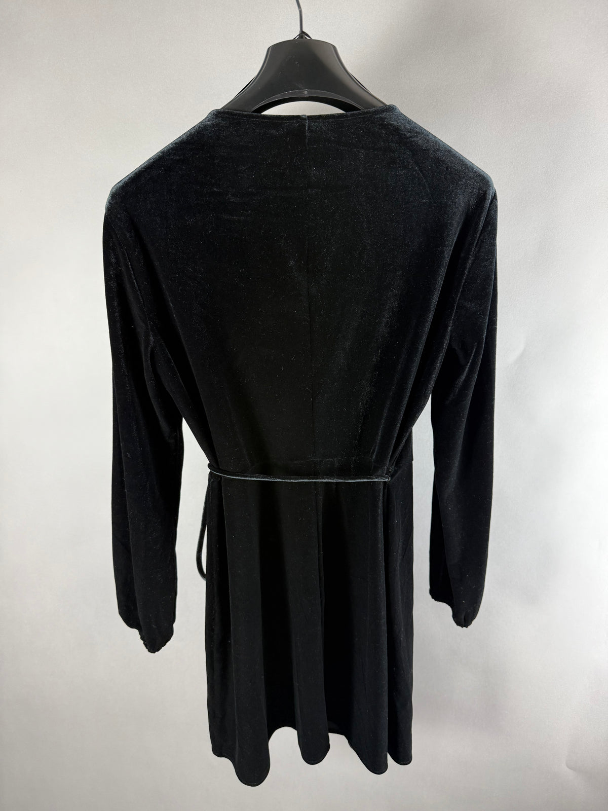 Retro del vestito Zara Woman nero in velluto con maniche lunghe e gonna svasata