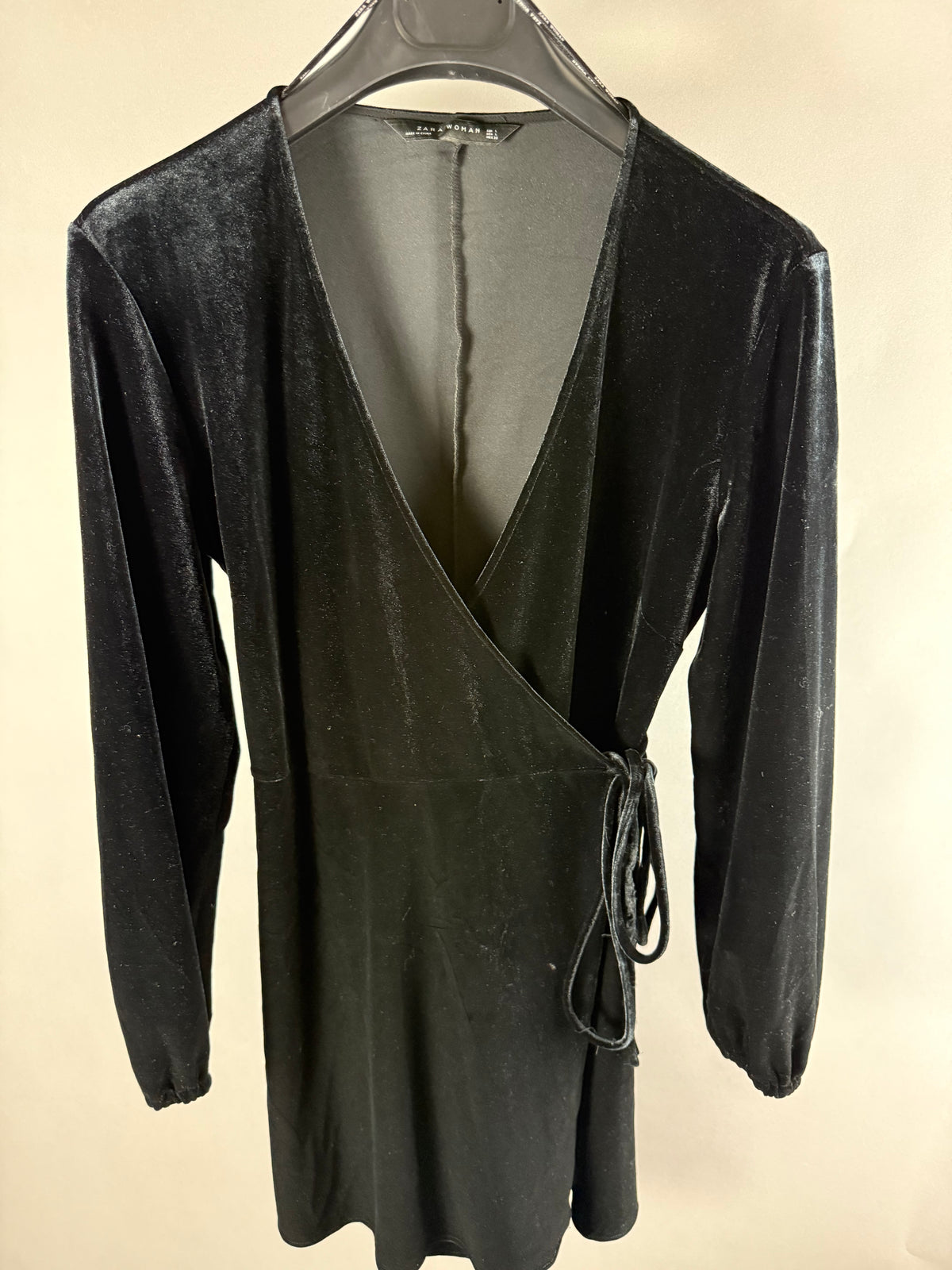 Parte frontale del vestito nero in velluto con scollo a portafoglio e laccetto laterale