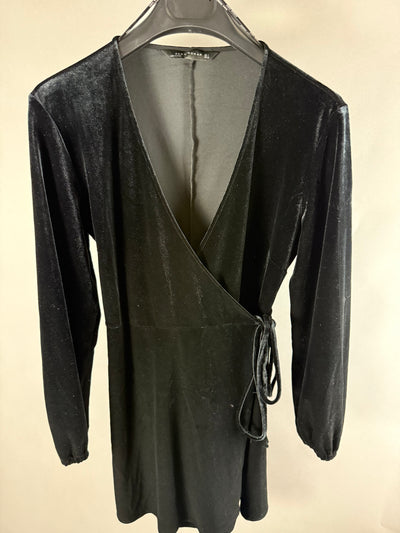 Parte frontale del vestito nero in velluto con scollo a portafoglio e laccetto laterale