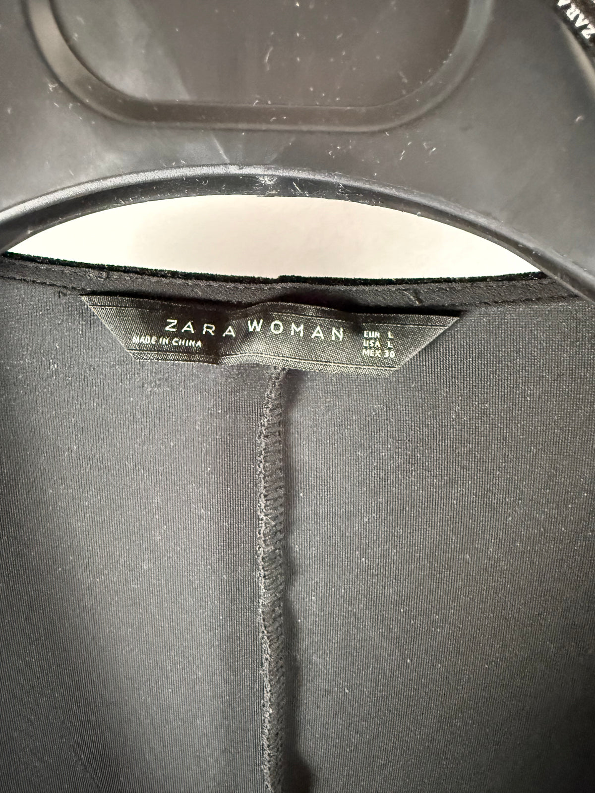 Etichetta Zara Woman con taglia L all’interno del vestito nero