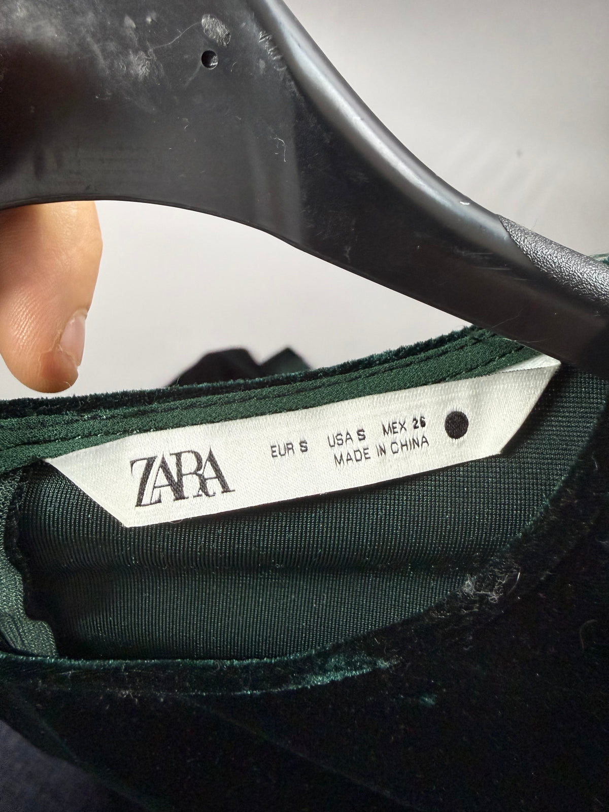 Etichetta interna Zara con taglia EUR S e indicazioni internazionali
