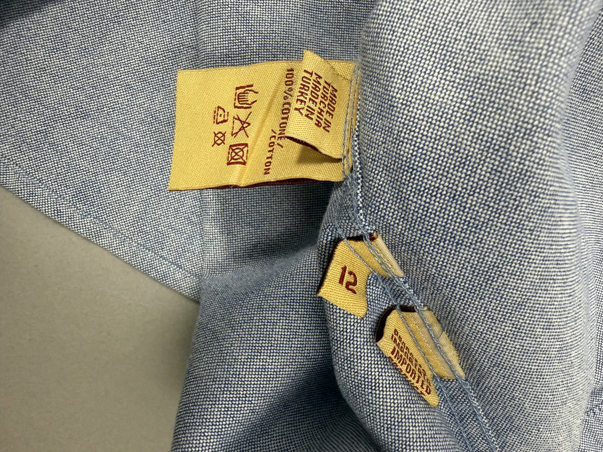 Etichetta interna della camicia U.S. Polo Assn. con taglia 12 e composizione 100% cotone