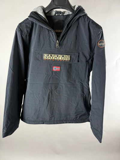 Giacca a vento Napapijri Rainforest nera con logo e mezza zip su gruccia