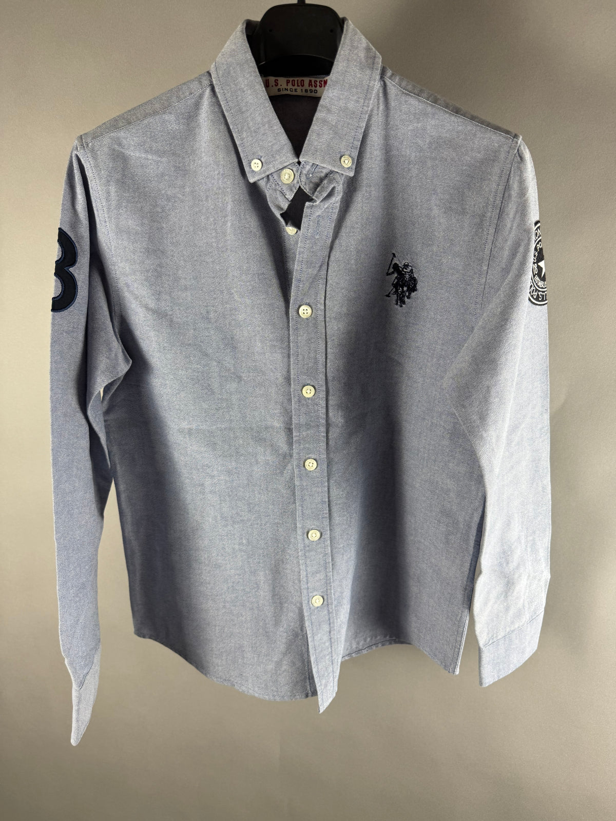 Vista frontale camicia azzurra U.S. Polo Assn. con colletto button-down e logo ricamato
