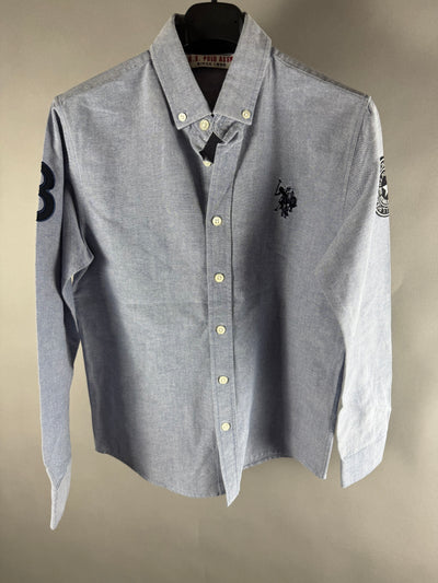 Vista frontale camicia azzurra U.S. Polo Assn. con colletto button-down e logo ricamato