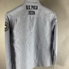 Vista posteriore camicia azzurra U.S. Polo Assn. con scritta ricamata sul retro
