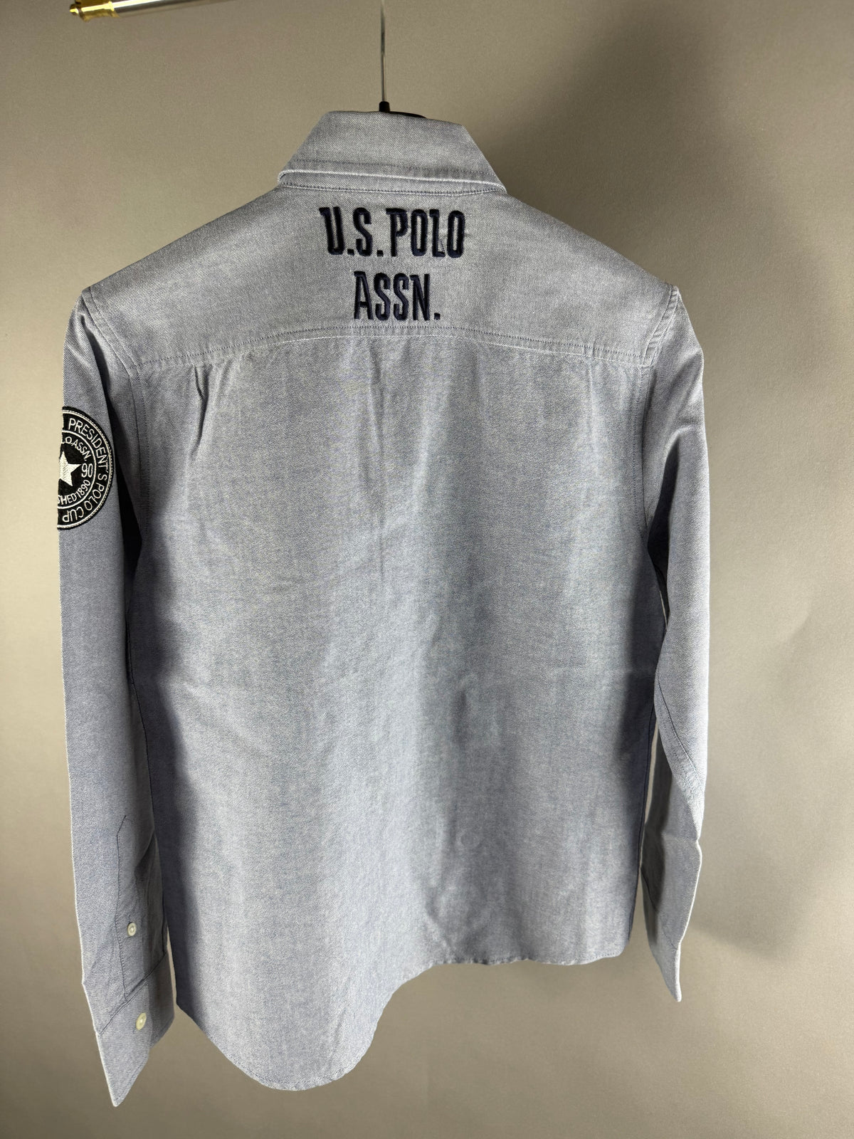 Vista posteriore camicia azzurra U.S. Polo Assn. con scritta ricamata sul retro