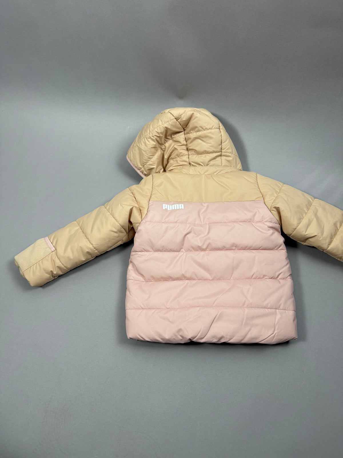 Retro del piumino Puma rosa e beige con cappuccio e logo bianco