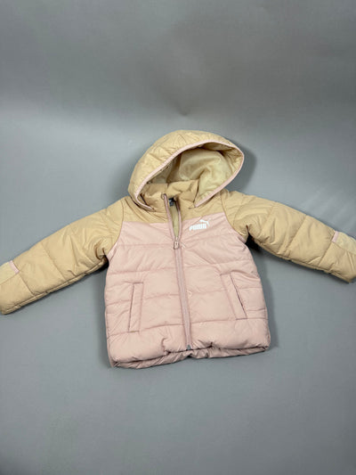 Fronte del piumino Puma con cappuccio, zip e tasche frontali