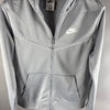 Vista frontale di felpa Nike grigia con cappuccio, zip e logo bianco