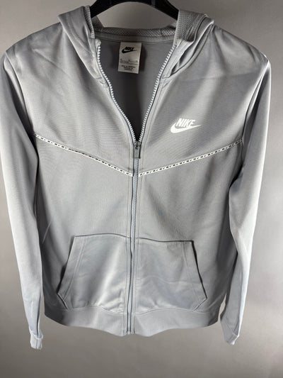 Vista frontale di felpa Nike grigia con cappuccio, zip e logo bianco
