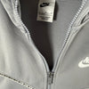 Dettaglio etichetta Nike con taglia XL bambino 158-170 cm