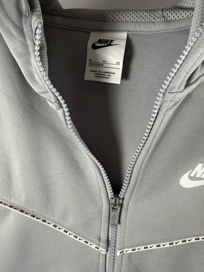 Dettaglio etichetta Nike con taglia XL bambino 158-170 cm
