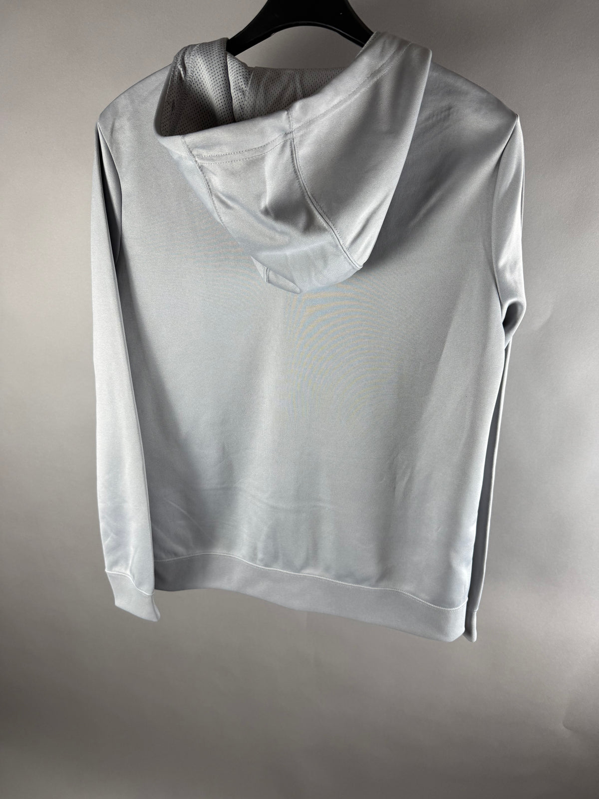 Vista posteriore della felpa Nike grigia con cappuccio