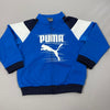 Vista frontale della felpa Puma bambino blu con logo bianco e inserti sulle spalle