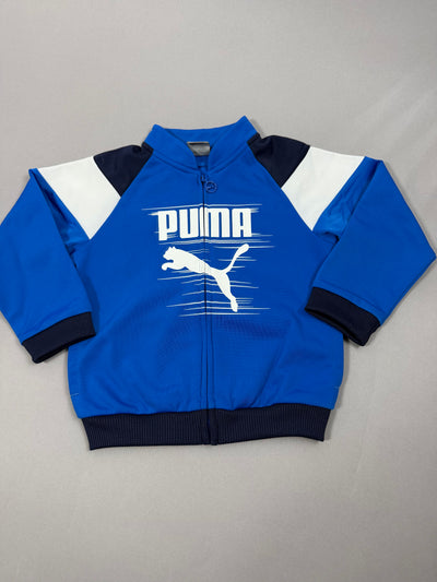 Vista frontale della felpa Puma bambino blu con logo bianco e inserti sulle spalle