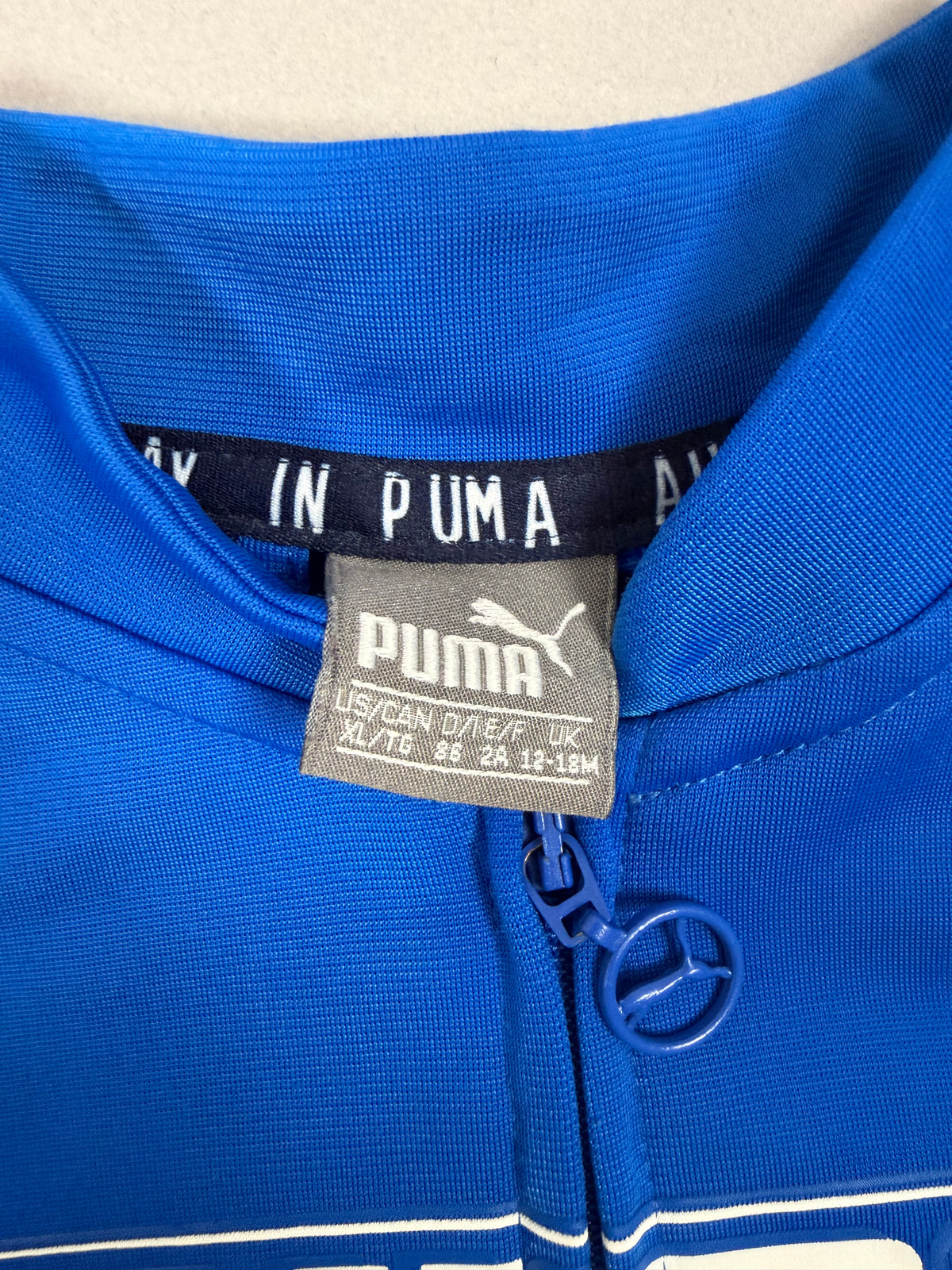 Dettaglio etichetta Puma interna e tirazip della felpa blu