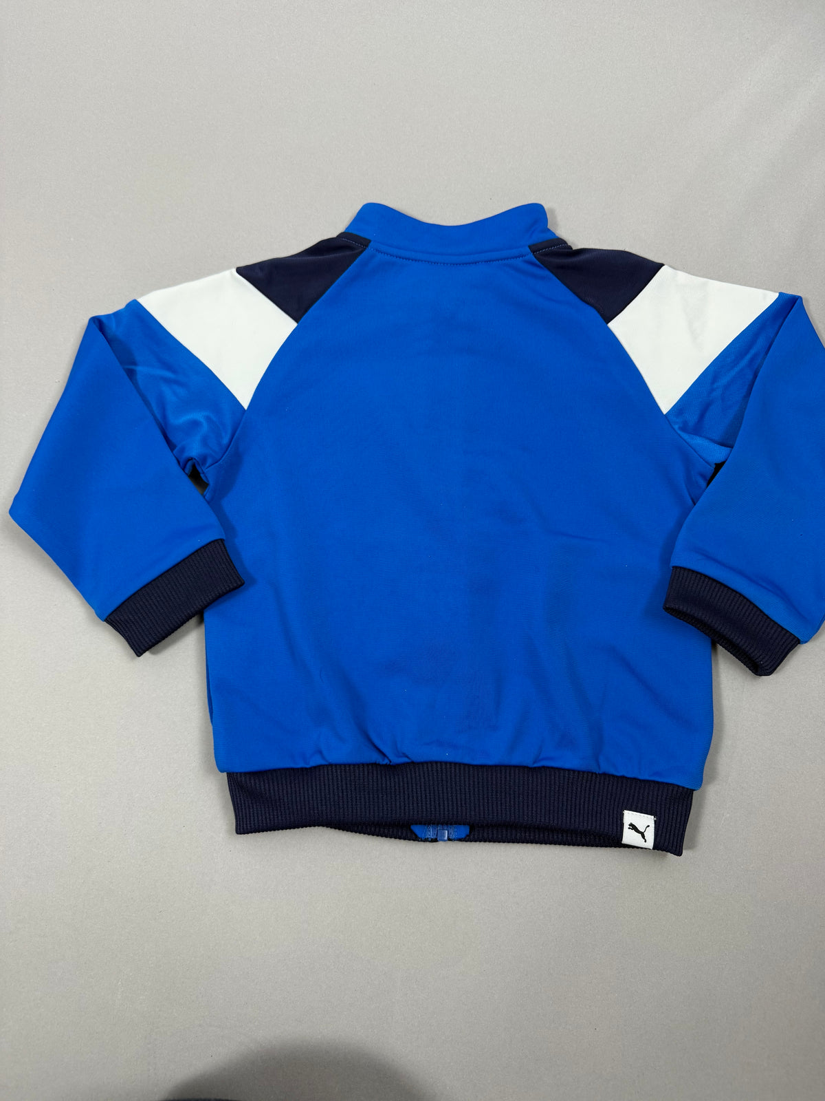 Vista posteriore della felpa Puma bambino blu con inserti bianchi e blu navy