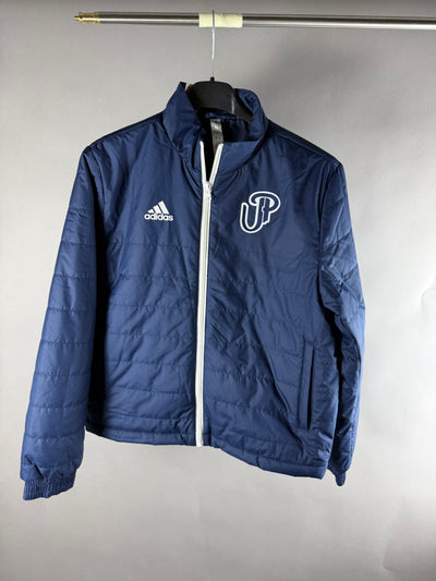 Vista frontale di giacca imbottita adidas blu con zip bianca e stemma JP