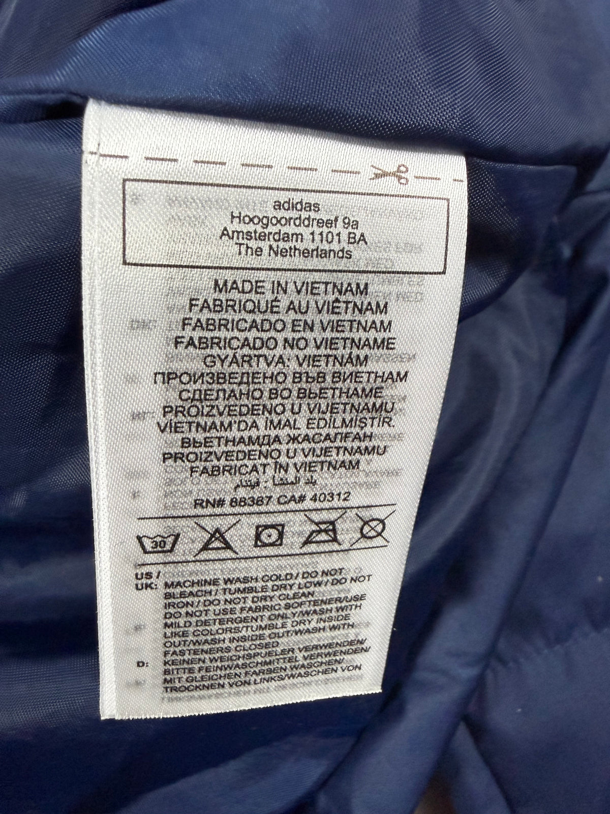 Etichetta di lavaggio adidas con produzione in Vietnam e istruzioni