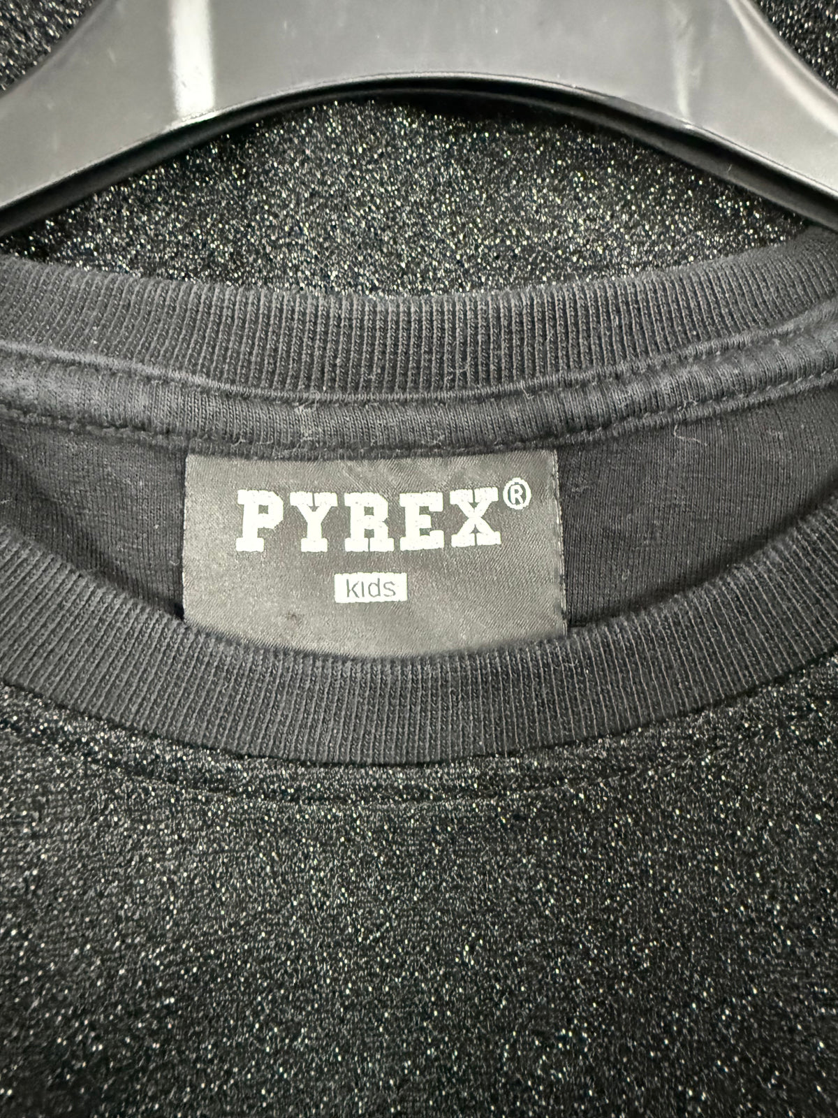 Etichetta collo PYREX Kids su abito nero
