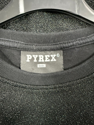 Etichetta collo PYREX Kids su abito nero