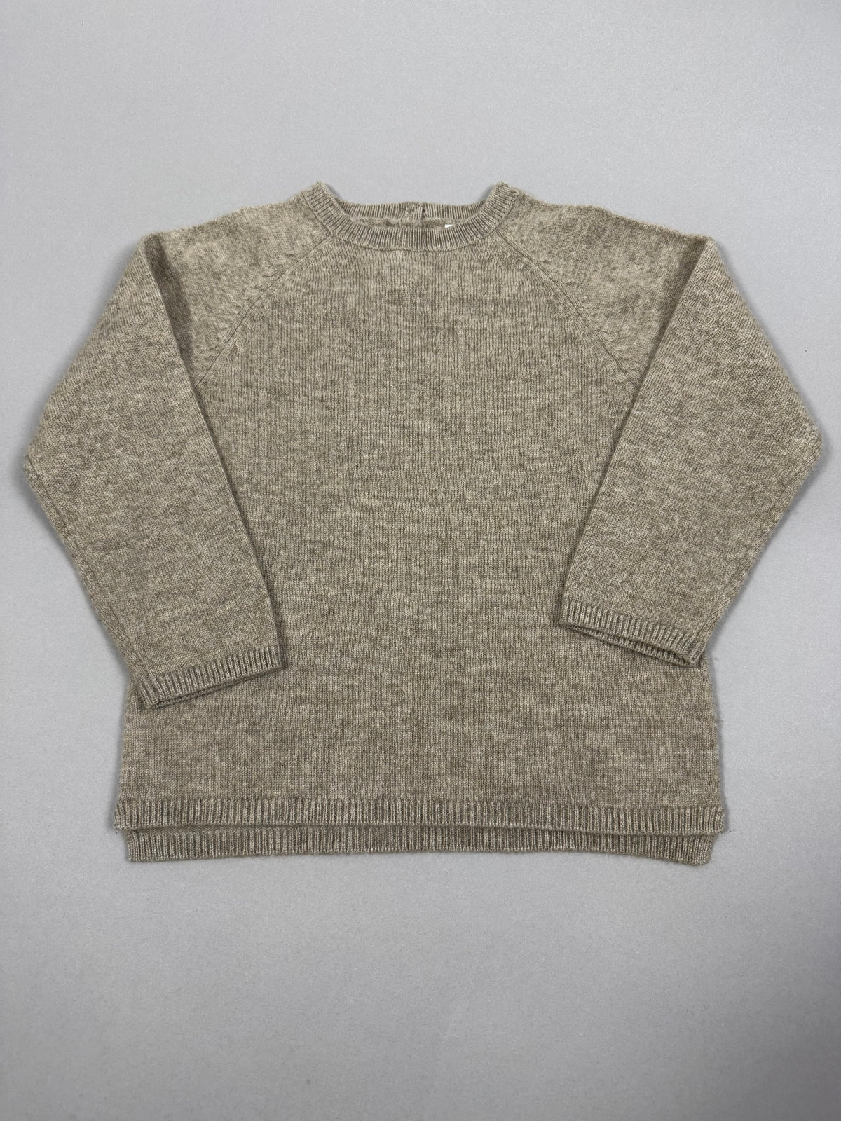 Vista frontale del pullover bambino Zara beige melange in maglia con girocollo a coste